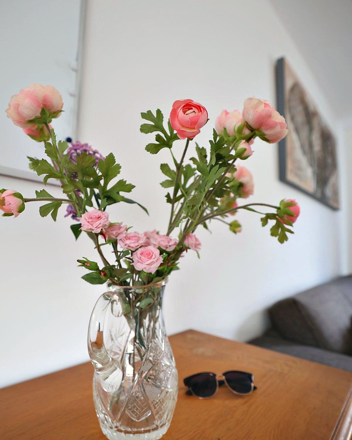 Verse bloemen op tafel in een woning van GG-Zorg