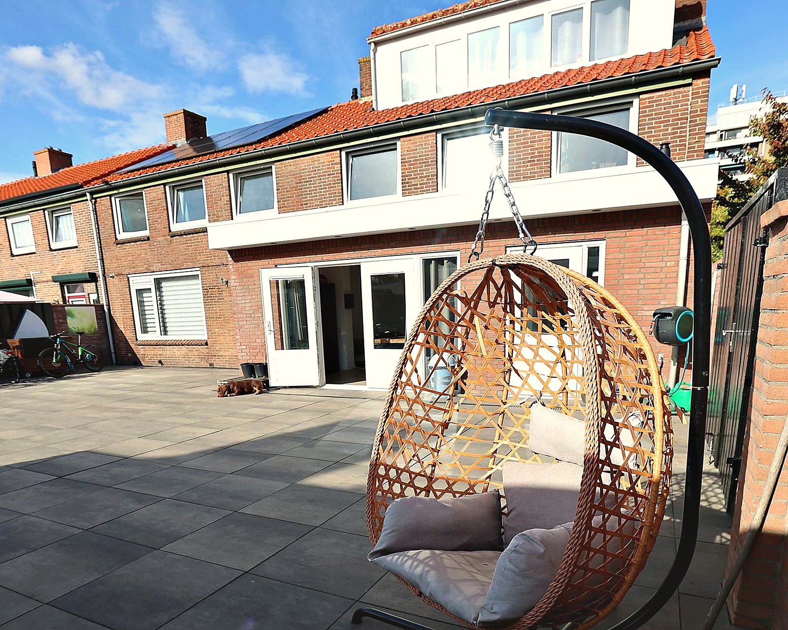 De gezamenlijke tuin van GG-Zorg aan de Akkerwindestraat in Arnhem