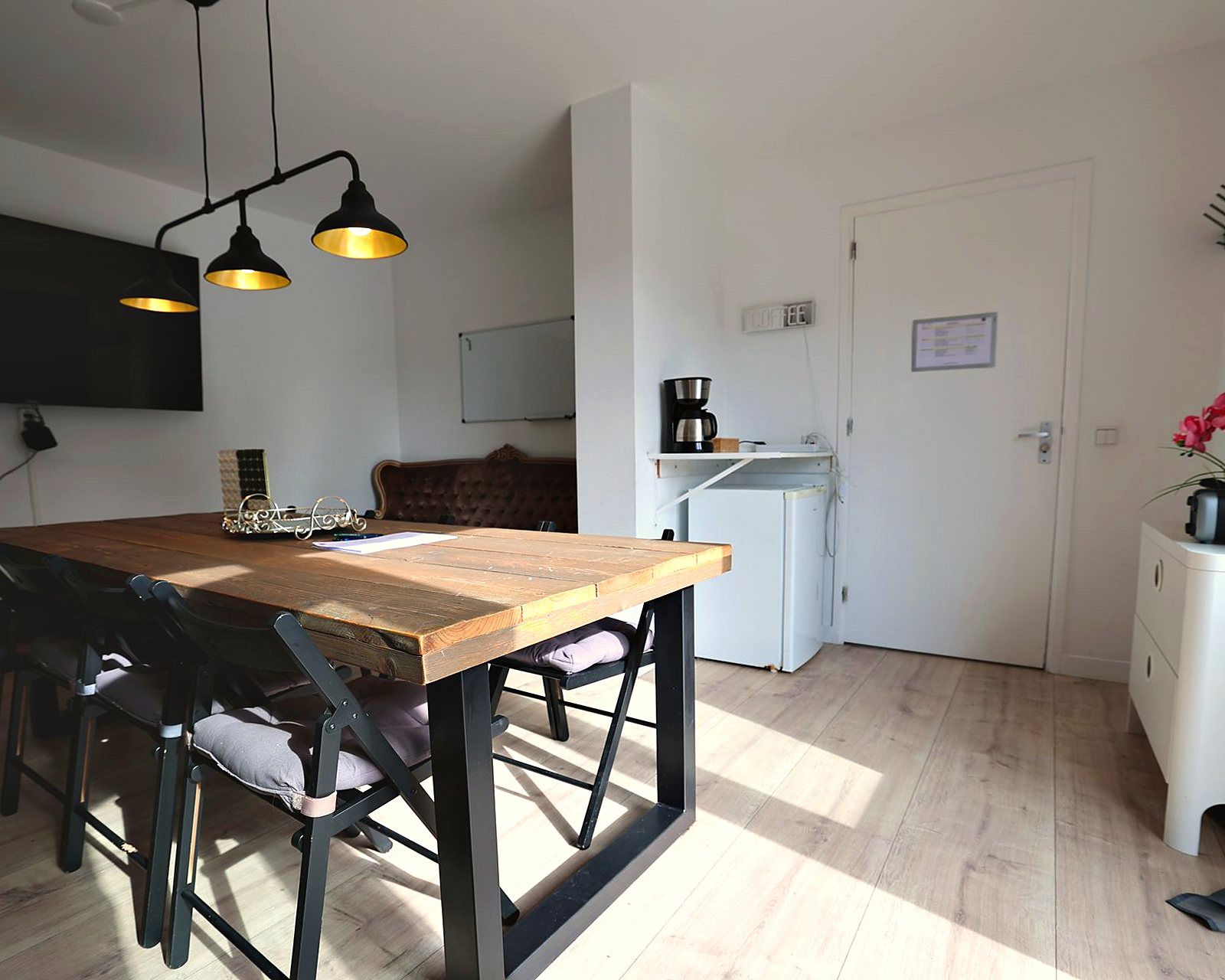 De gezamenlijke woonkamer met eettafel bij GG-Zorg